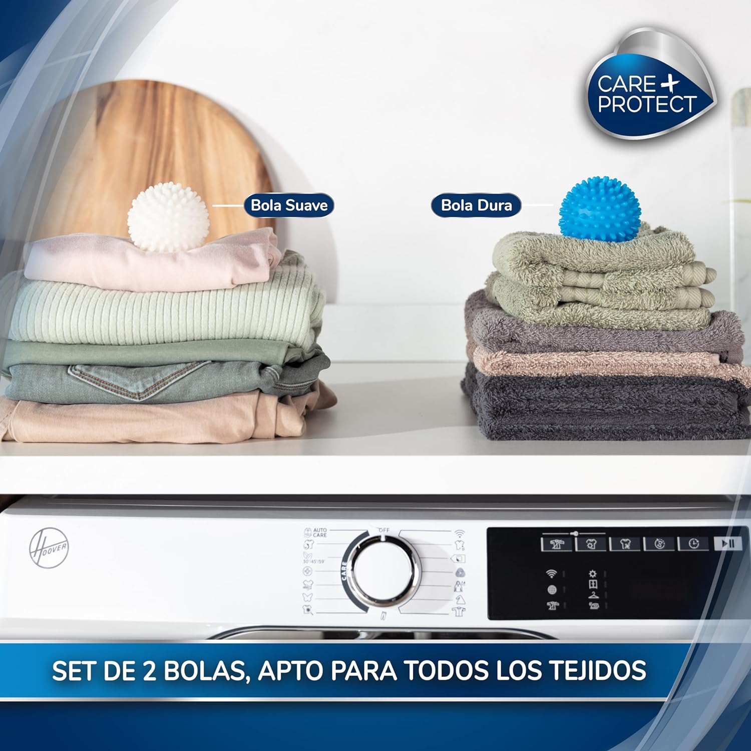 Bolas de lavandería y toallas en una lavadora. Máquina blanca, bolas azules y blancas, toallas.