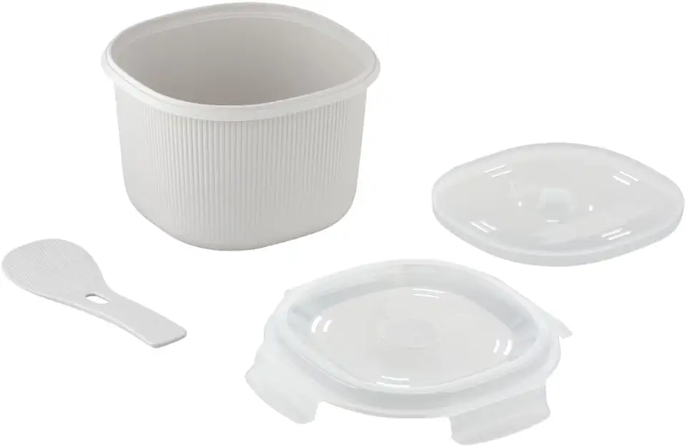 Componentes blancos de arrocera: olla, tapa y cuchara. Aislados sobre fondo blanco.