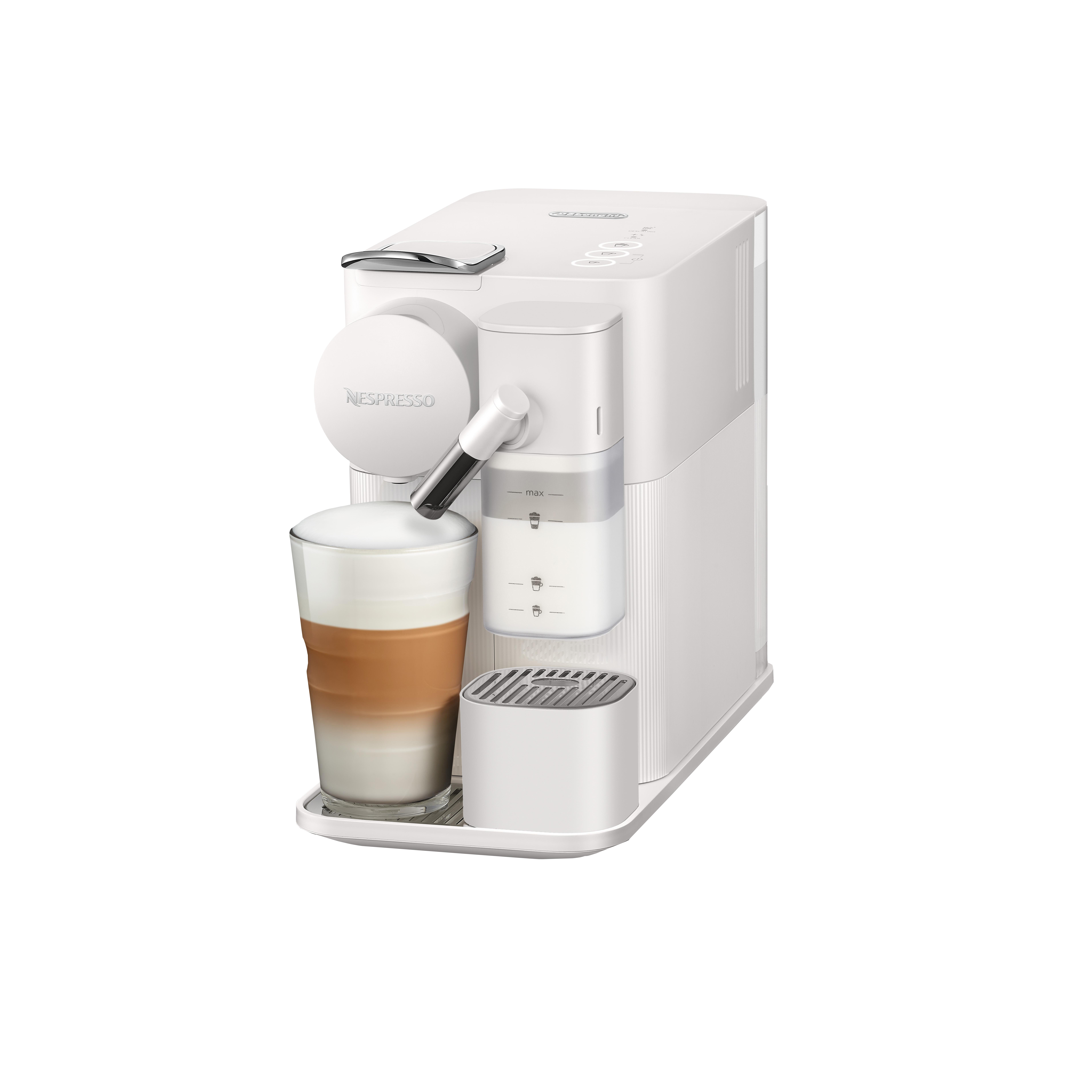 Eine weiße Nespresso-Kaffeemaschine wird gezeigt, die einen Latte zubereitet.