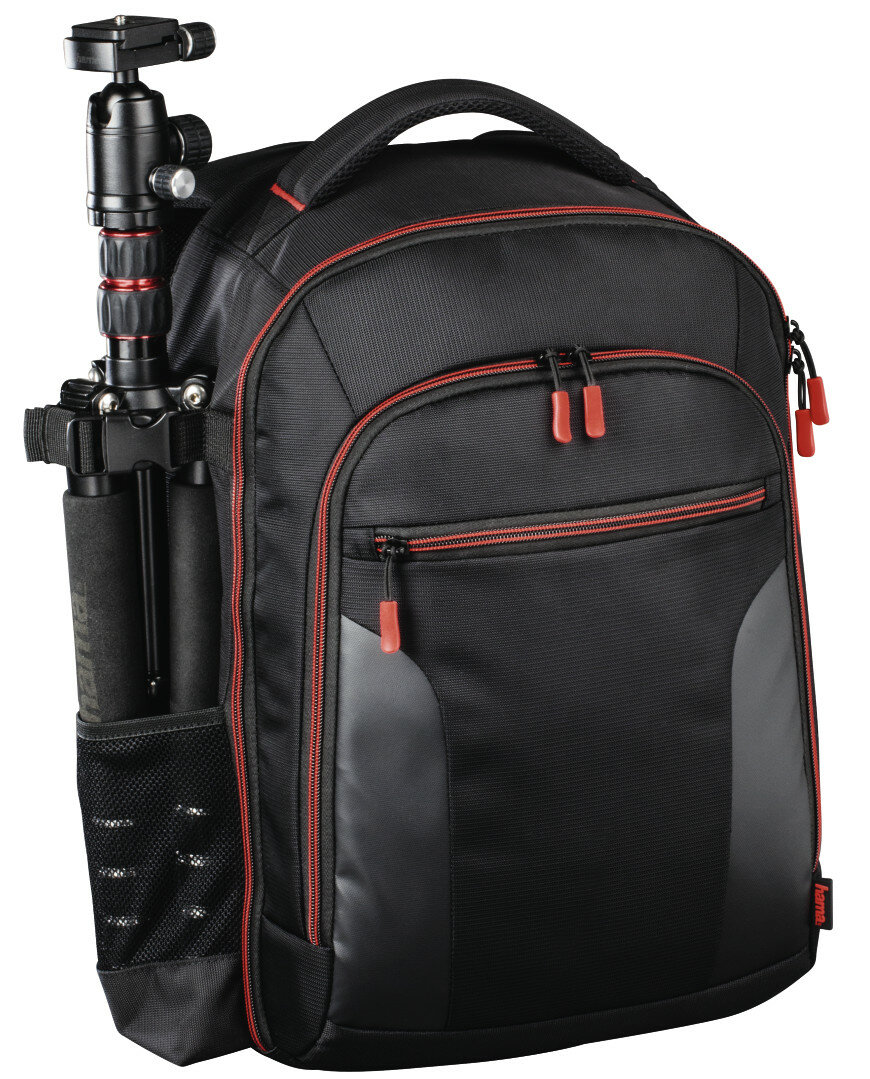 Czarny plecak z czerwonymi obwódkami i statywem z boku. Posiada kieszenie i zamki błyskawiczne.