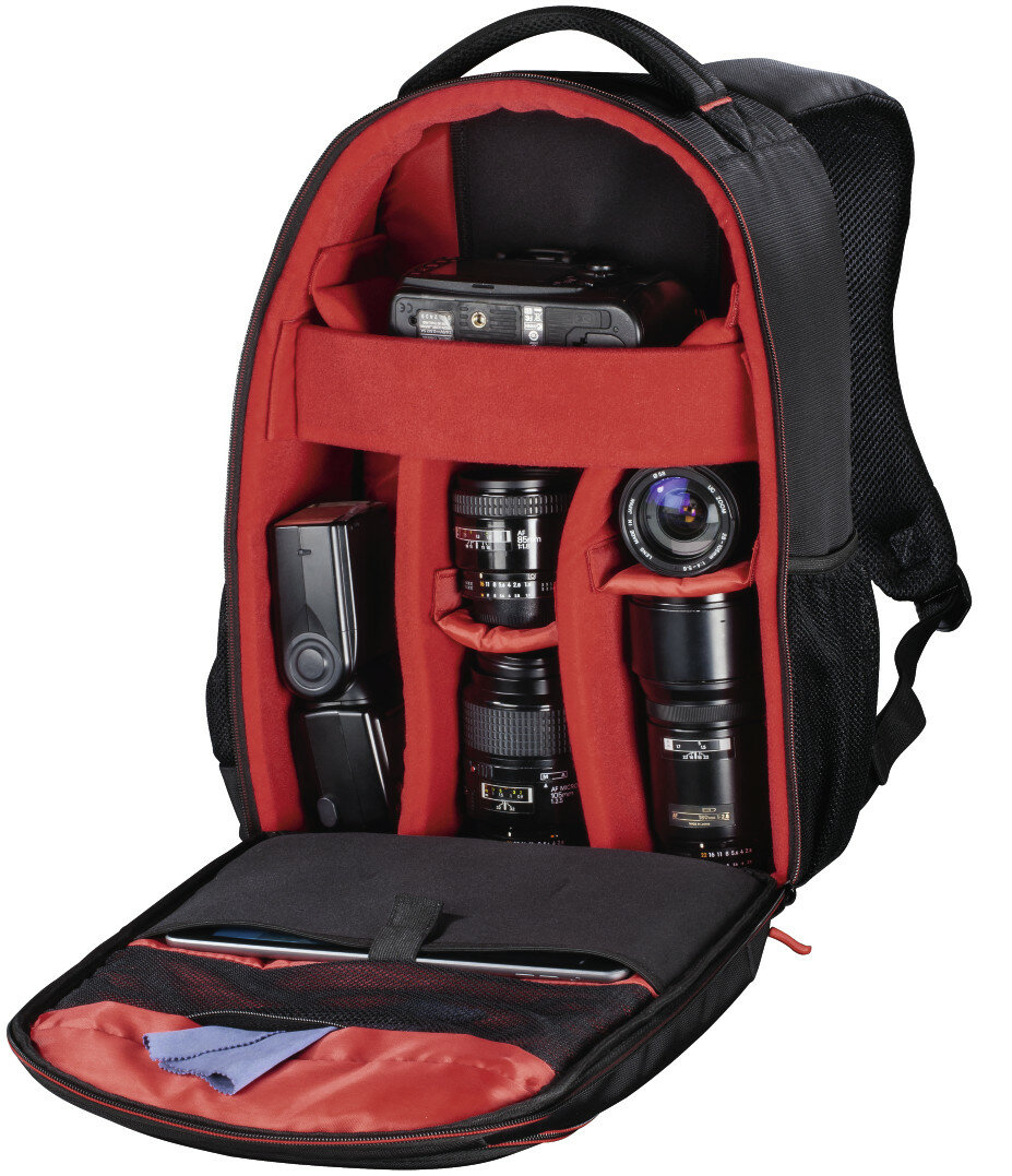 Czarny plecak na aparat z różnymi przegrodami zawierającymi aparaty i obiektywy.