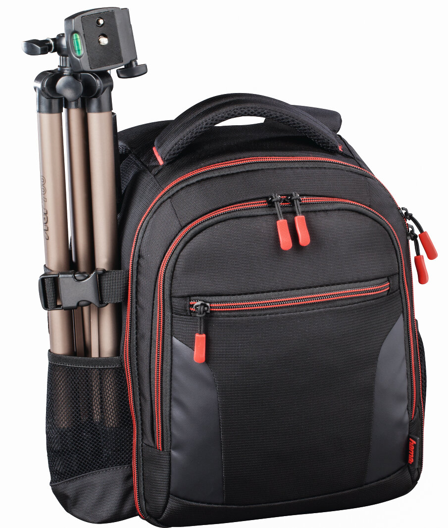 Czarny plecak z dołączonym statywem. Czerwone akcenty, boczna kieszeń i widoczny uchwyt.