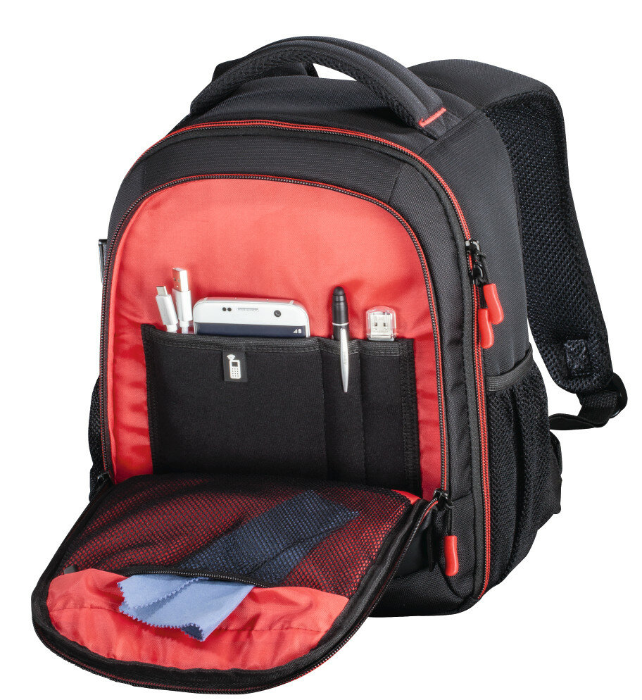 Czarny i czerwony plecak na aparat. Otwarty, pokazuje kieszenie z przedmiotami.