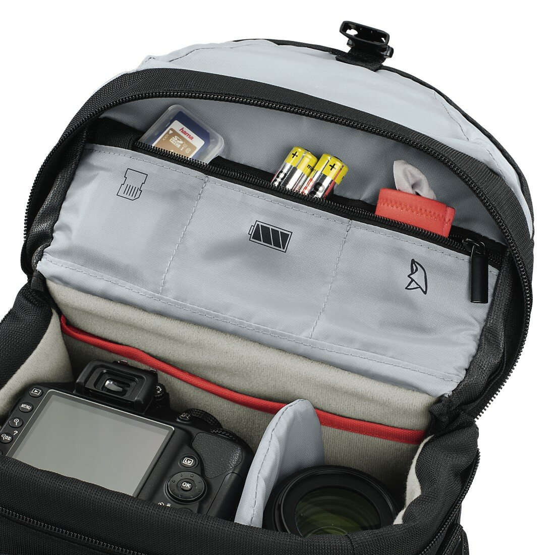 Torba na aparat z akcesoriami, takimi jak baterie i karta SD.