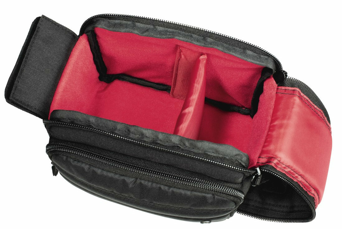 Czarna torba na aparat, otwarta, z czerwonym wnętrzem i przegrodami.