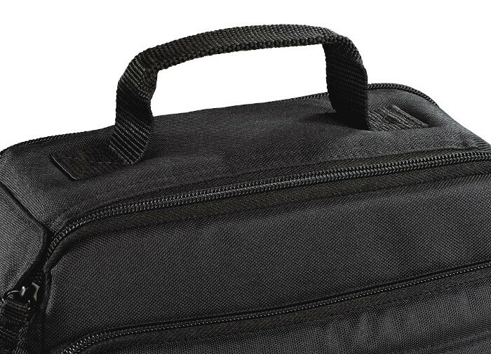 Czarna torba z uchwytem na białym tle.