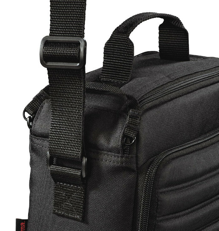 Czarna torba na aparat. Widoczna część torby, pokazująca pasek i szczegóły.