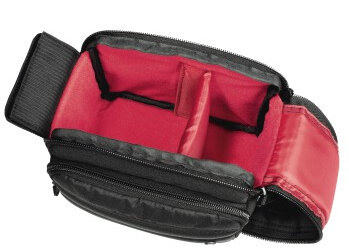 Czarna torba na aparat z czerwonym wnętrzem jest otwarta, pokazując przegródki.