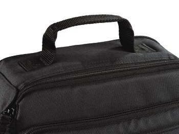 Czarny uchwyt torby, szyta tkanina. Zbliżenie, uchwyt nad zamkiem błyskawicznym.