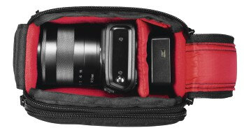 Widok z góry na aparat w czarnej torbie. Torba jest otwarta.