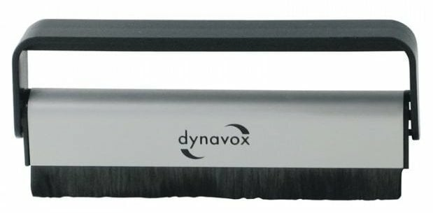 Czarne urządzenie Dynavox. Ma srebrną część z napisem 'dynavox' i czarną szczotkę.