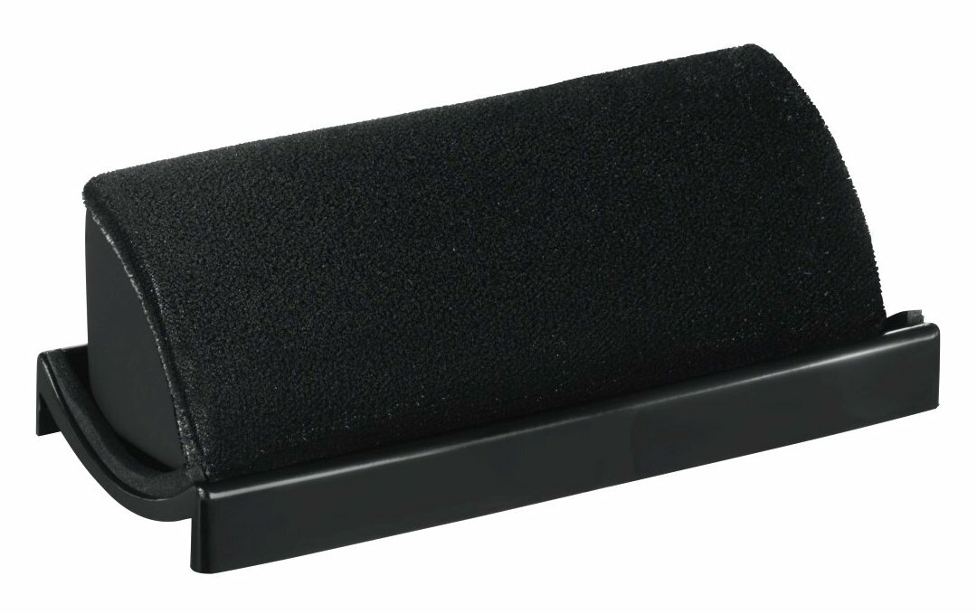 Czarny aplikator do pasty do butów z czarną piankową podkładką i czarną plastikową podstawą.