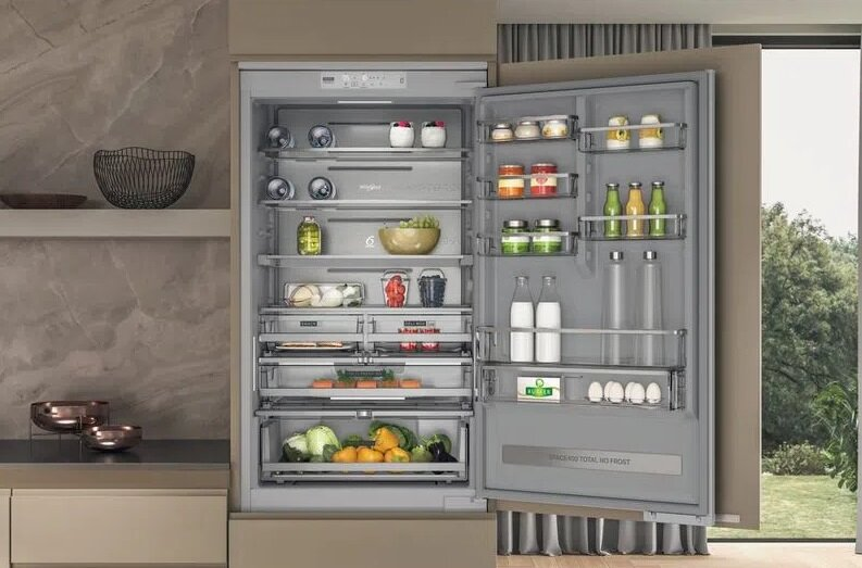 Nowoczesna lodówka z otwartymi drzwiami pokazująca półki wypełnione żywnością.