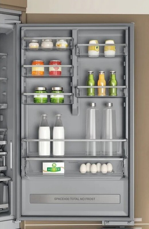 Wnętrze lodówki z półkami wypełnionymi jedzeniem i napojami.