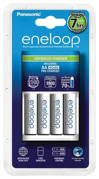 Akumulatory Panasonic Eneloop w opakowaniu. Zawiera ładowarkę i cztery baterie AA.