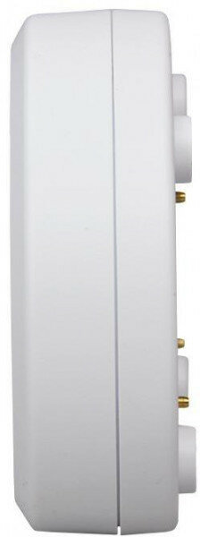 Białe prostokątne gniazdo elektryczne z trzema okrągłymi otworami i złotymi stykami.