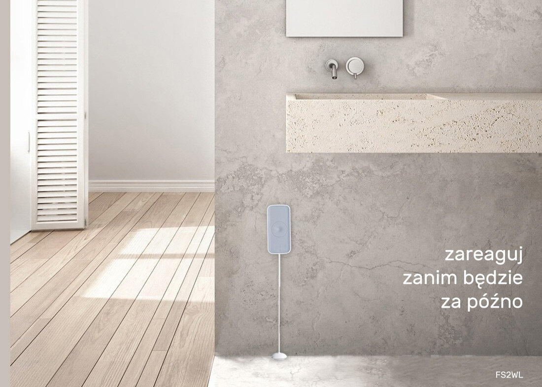 Scena łazienki z umywalką, lustrem i czujnikiem. Drewniana podłoga i drzwi po lewej stronie. Tekst po prawej: 'Reaguj, zanim będzie za późno'.