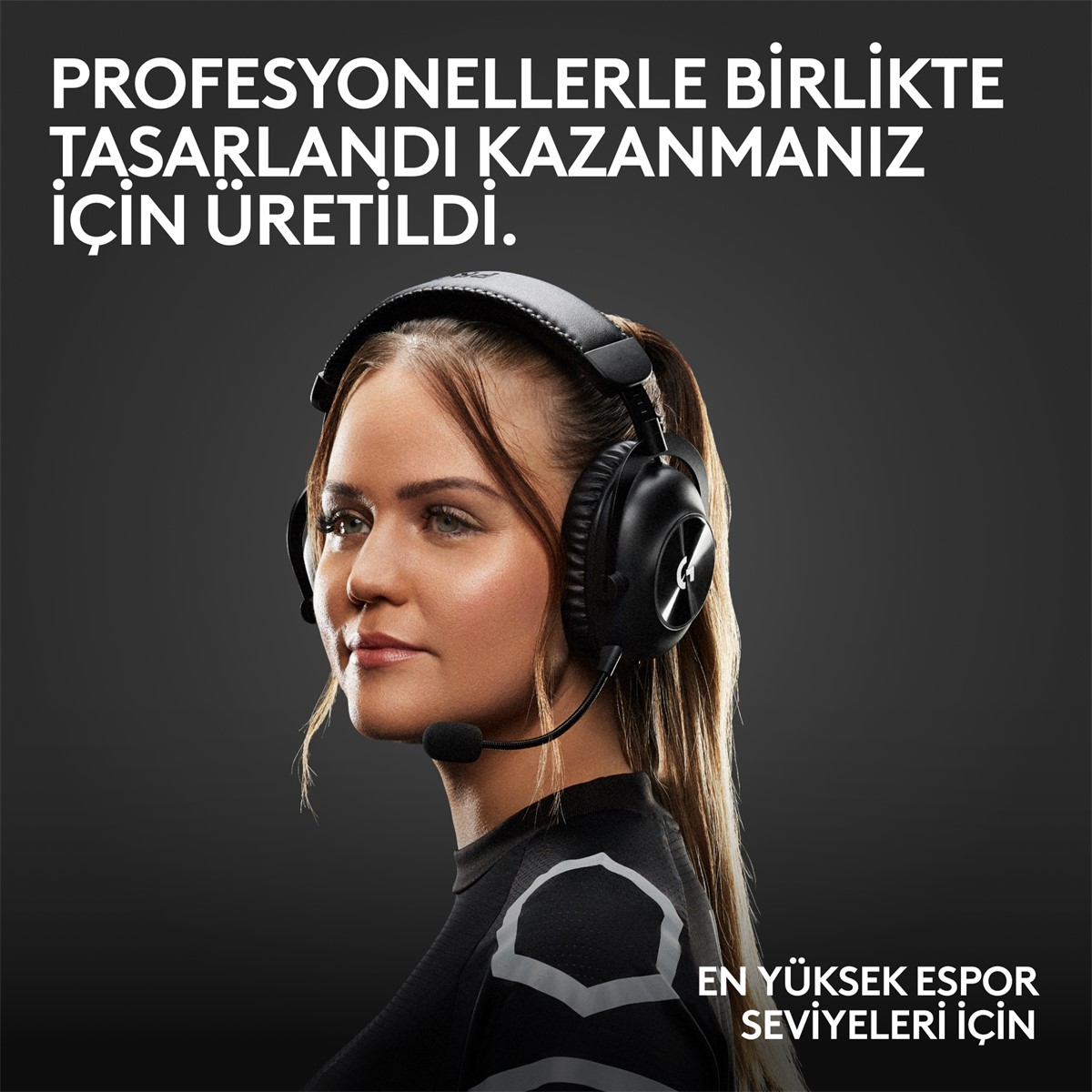 Oyun kulaklığı takan, yana bakan bir kadın. Üstte ve altta metin. Koyu arka plan.