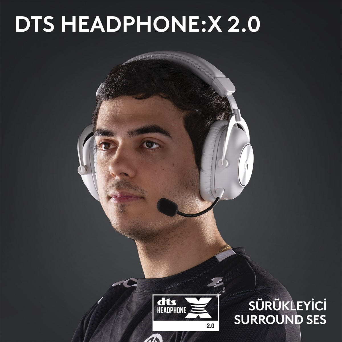 Mikrofonlu beyaz kulaklık takan adam. Sol altta DTS Headphone X 2.0 logosu.