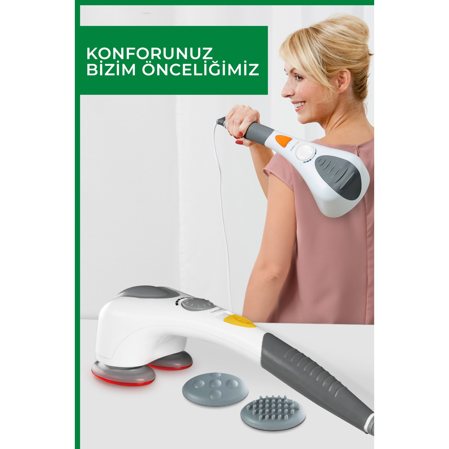 Kadın, beyaz ve gri bir masaj cihazı kullanıyor. Diğer masaj başlıkları masada. Beyaz arka plan.