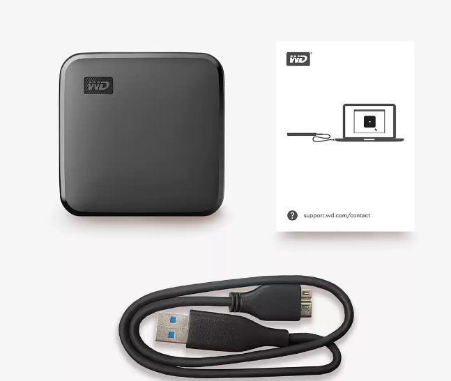 Schwarze externe Festplatte von WD, USB-Kabel und eine weiße Karte mit Anweisungen.