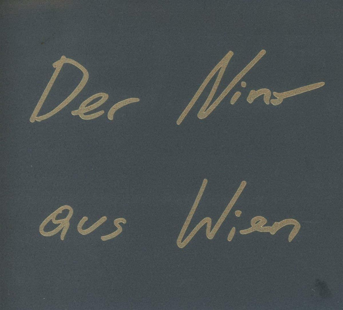 Handschriftlicher Text auf dunkelgrauem Papier: "Der Nino aus Wien".