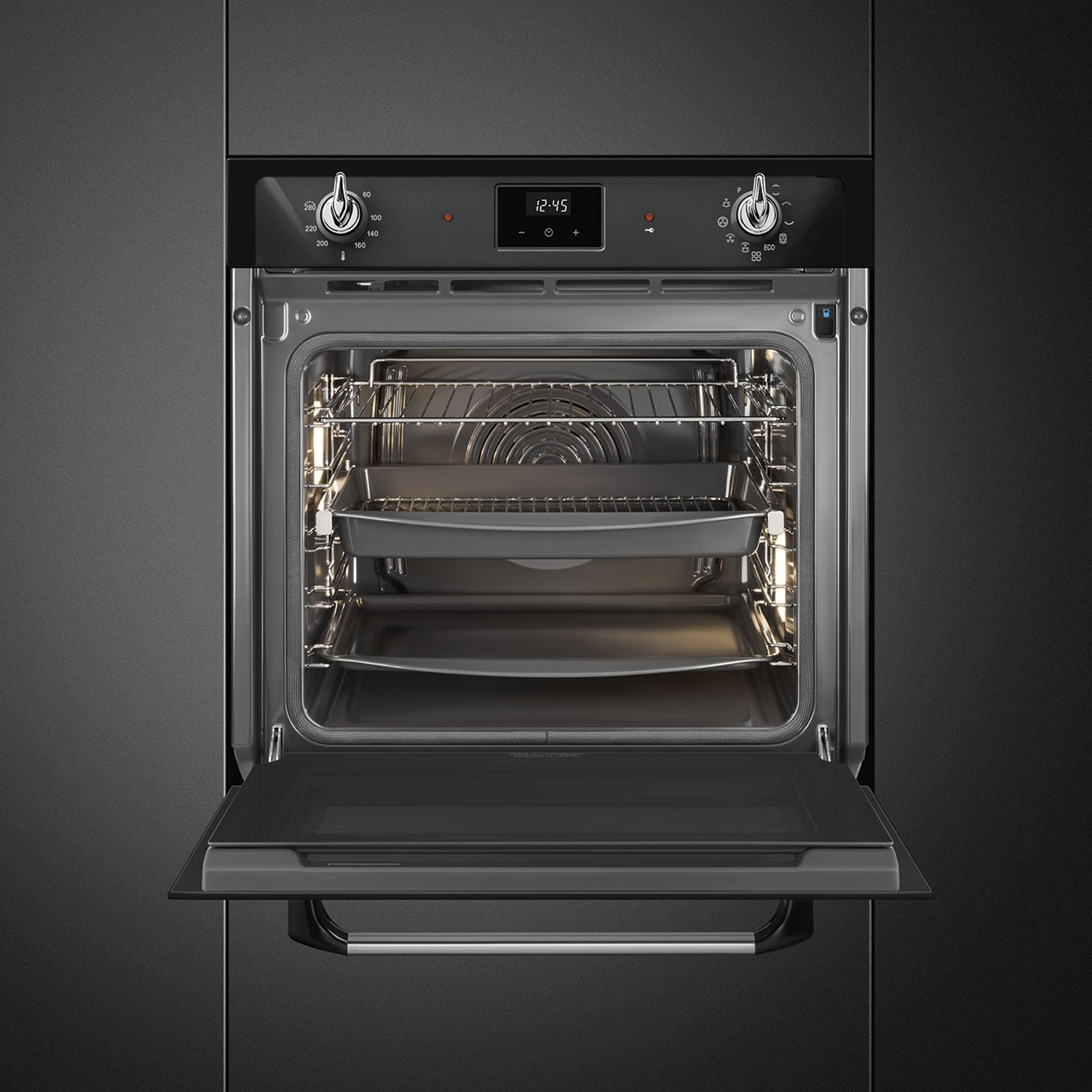 Een open zwarte oven met laden erin, zwarte achtergrond.