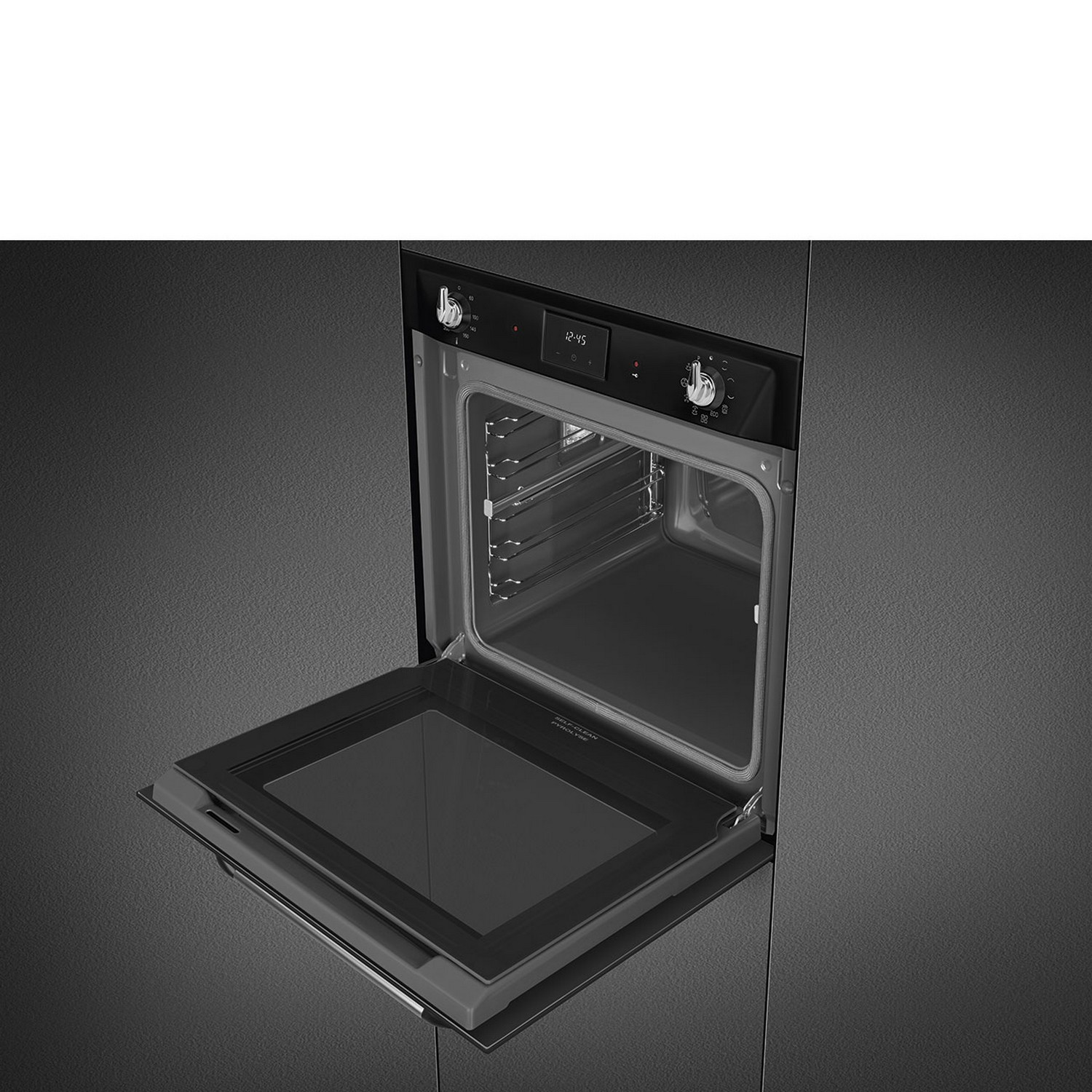 Een oven met de deur open, met planken en interieur, in een donkere keukenomgeving.