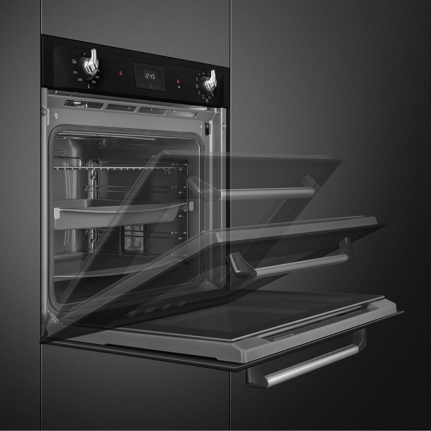 Een oven met de deur open, met de interne componenten en een digitale klok.