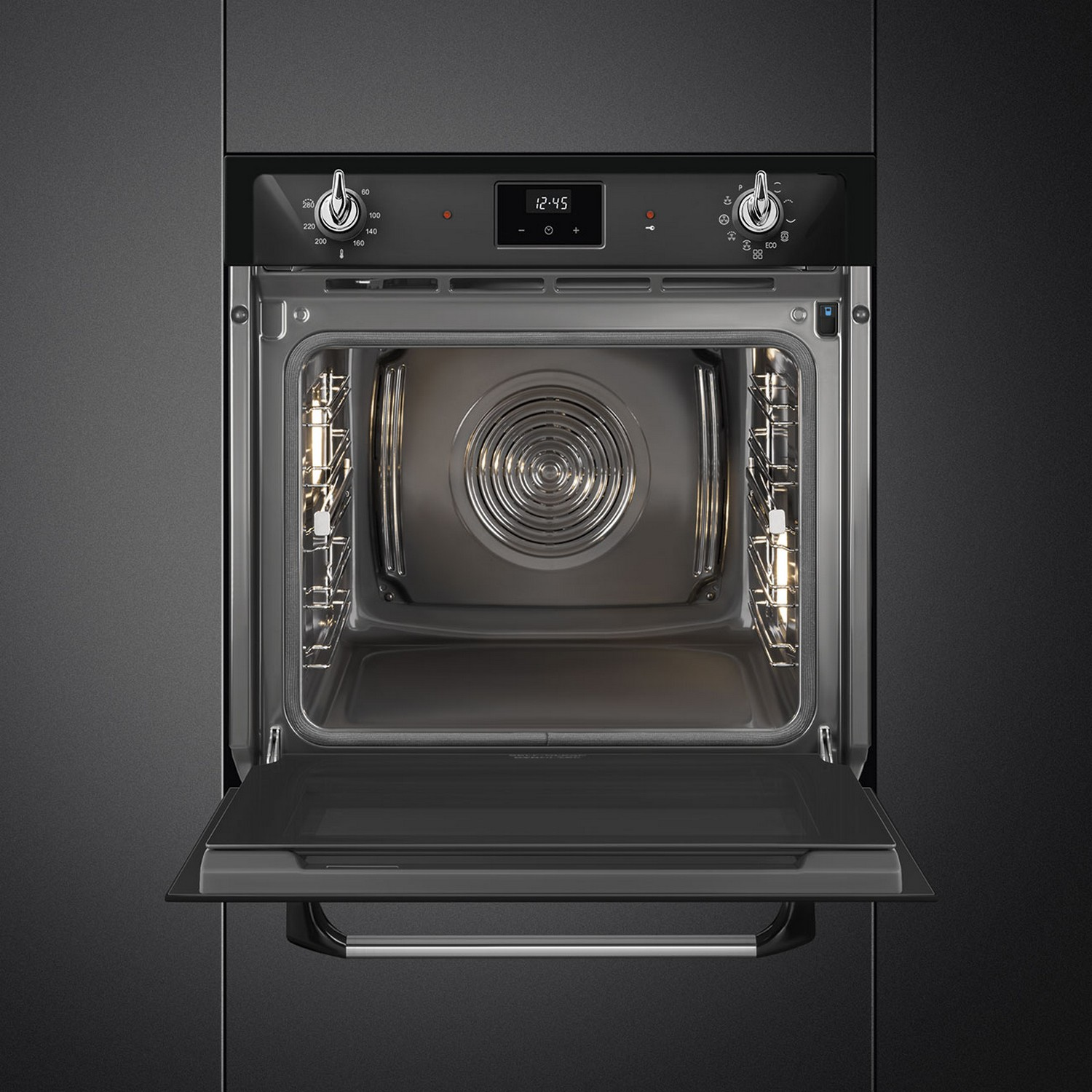 Open zwarte oven met lichten aan binnenin, tegen een zwarte achtergrond, toont het interieur.