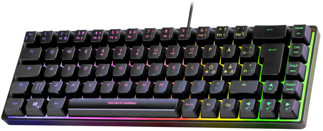 Tastiera nera con tasti colorati. Marchio Deltaco Gaming. Sfondo bianco.