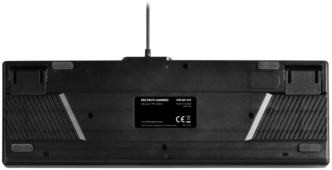 Lato inferiore nero della tastiera Deltaco DK240 con cavo. Include piedini in gomma, etichetta con specifiche e pannelli strutturati.