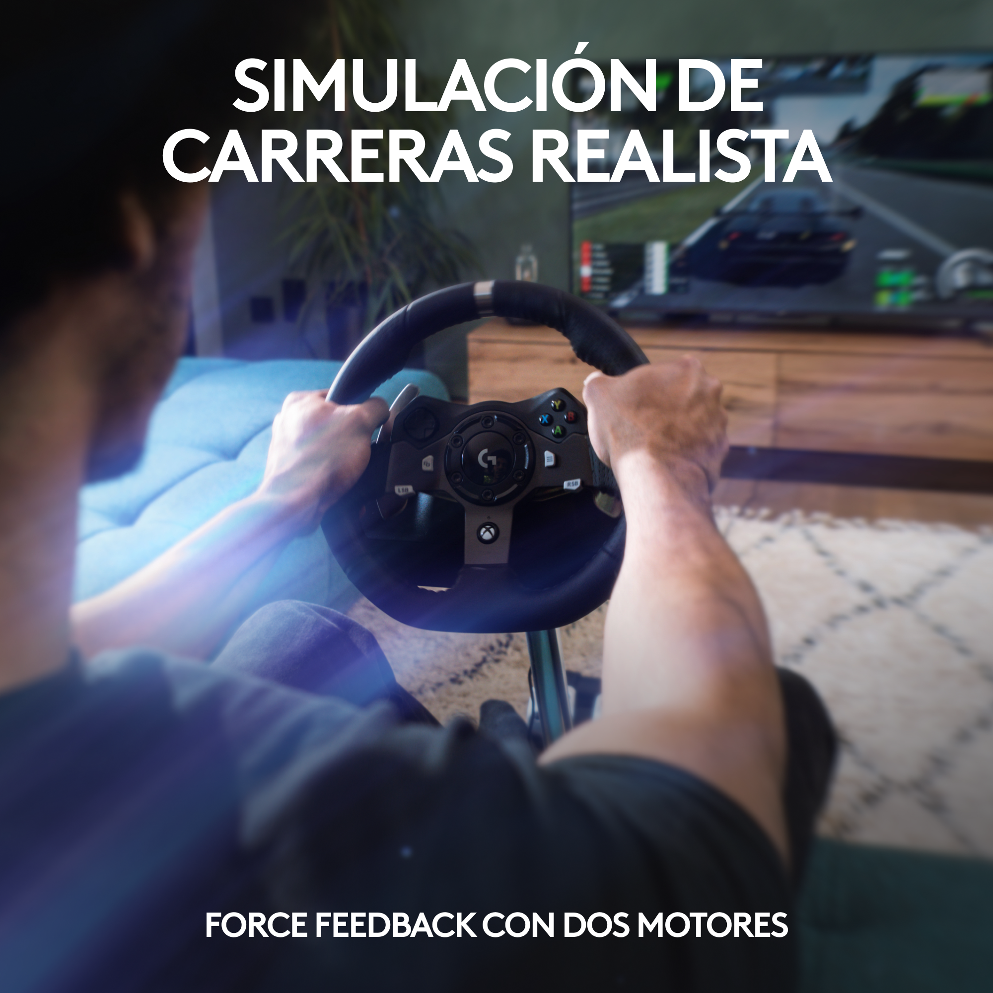 Hombre usando un volante y pedales, inmerso en un juego de carreras en una pantalla de TV.