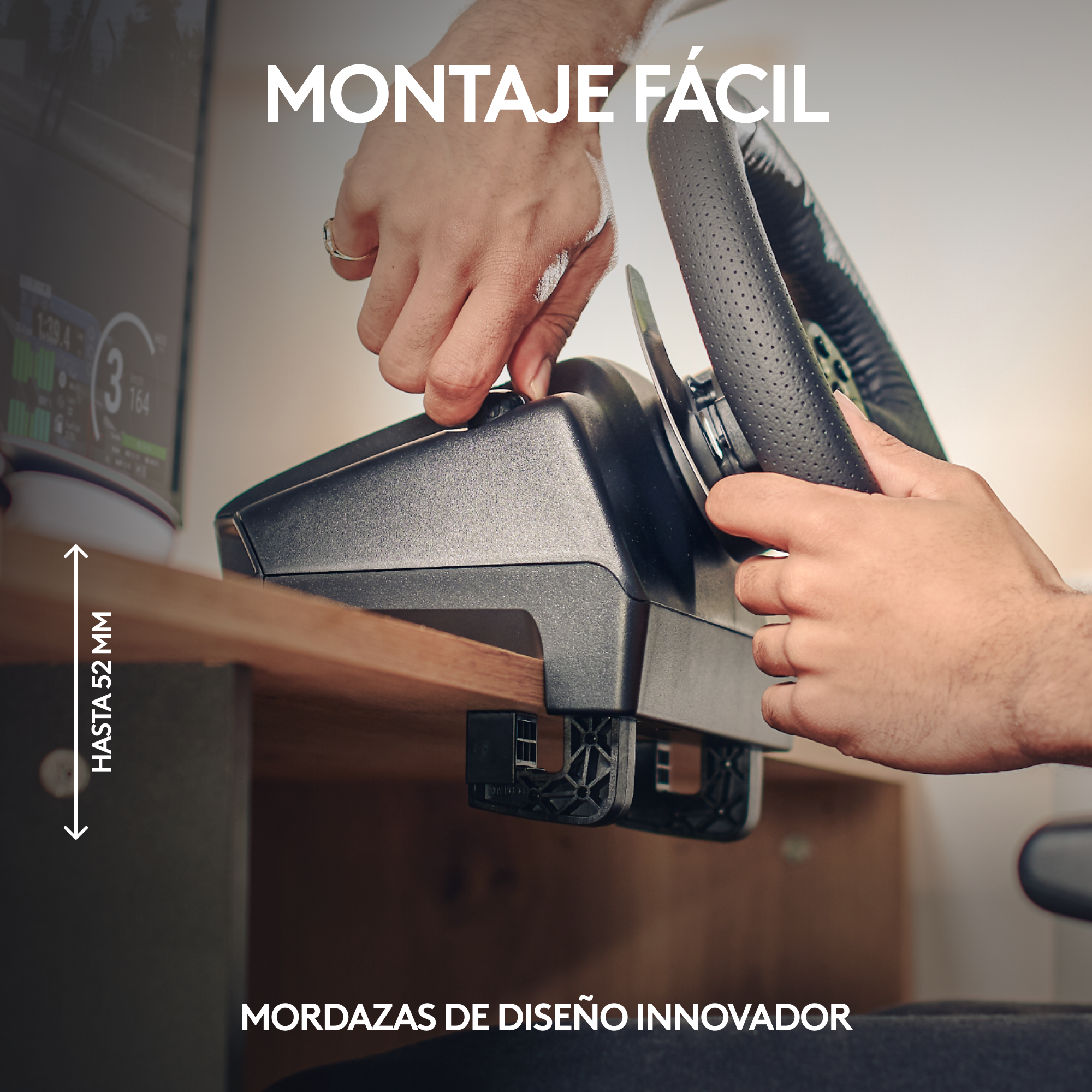 Manos montando un volante negro a un escritorio de madera con abrazaderas de diseño innovador.