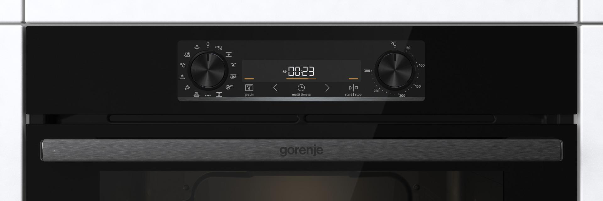 Backofen-Bedienfeld mit Drehreglern und Digitalanzeige. Mit 'Gorenje'-Logo.