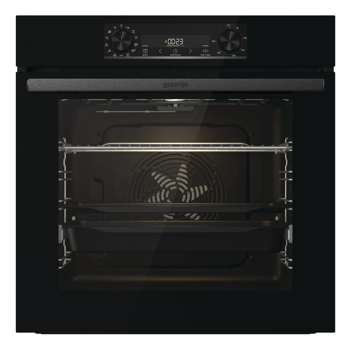 Ein schwarzer Gorenje-Ofen. Der Innenraum ist mit Rosten und einem Ventilator sichtbar.