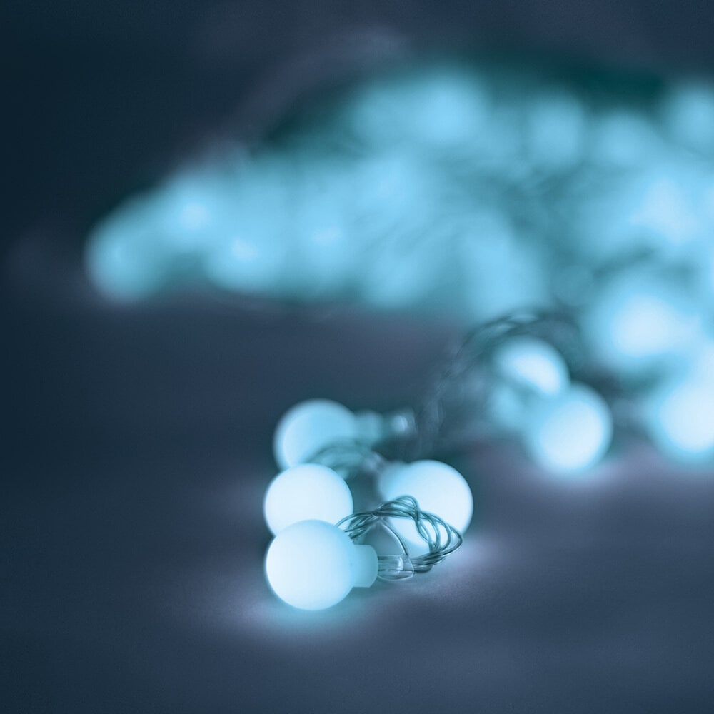 Światła sznurkowe z świecącymi niebieskimi żarówkami.