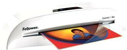 Białe urządzenie do laminowania ze zdjęciem w trakcie laminowania, przedstawiające dziecko.