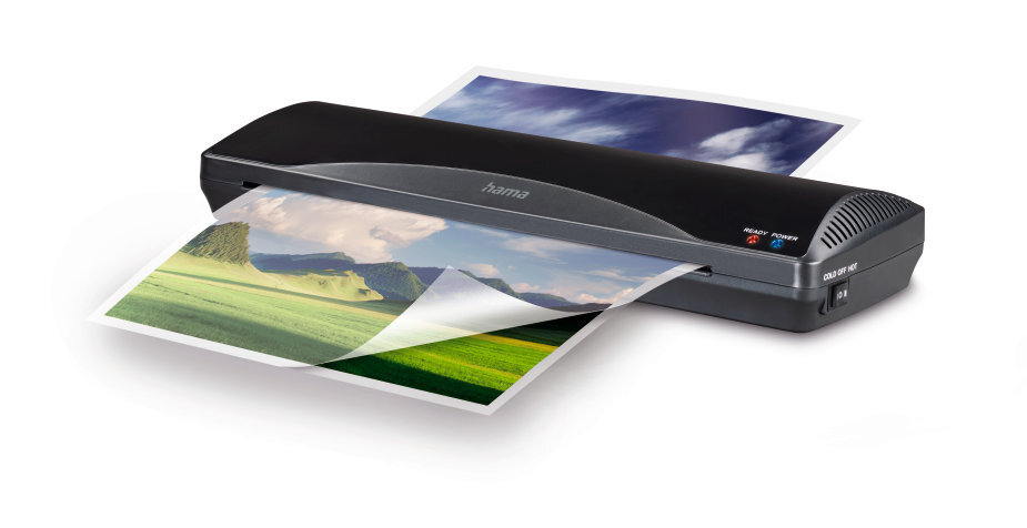 Czarna laminarka laminuje dwa zdjęcia. Zdjęcia wychodzą z maszyny.