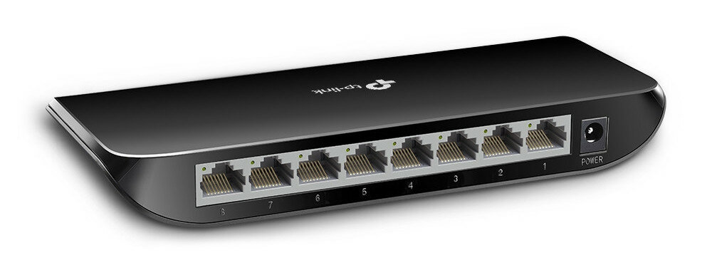 Czarny przełącznik sieciowy z ośmioma portami i wejściem zasilania.