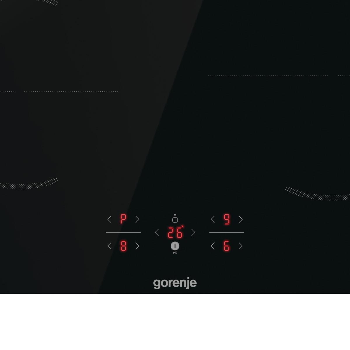 Schwarzes Induktionskochfeld mit roter Digitalanzeige. Zeigt Zahlen und Symbole. Markenname 'gorenje' unten.