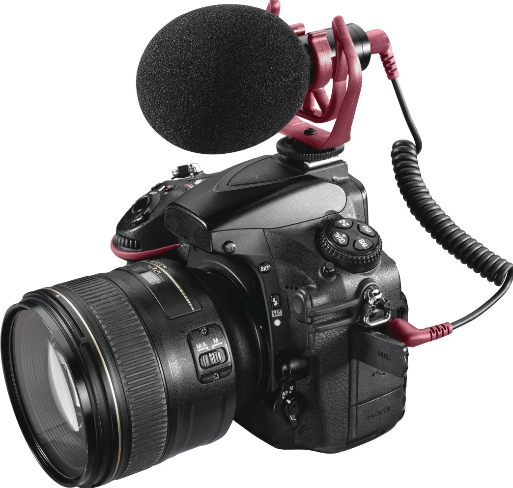 Un appareil photo avec un microphone attaché, corps noir, support de microphone rouge.