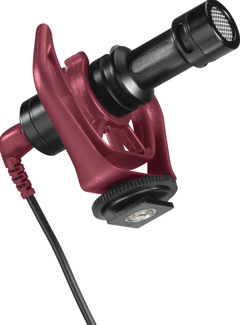 Un microphone rouge avec un câble. Il a une tête noire et est fixé à un support.