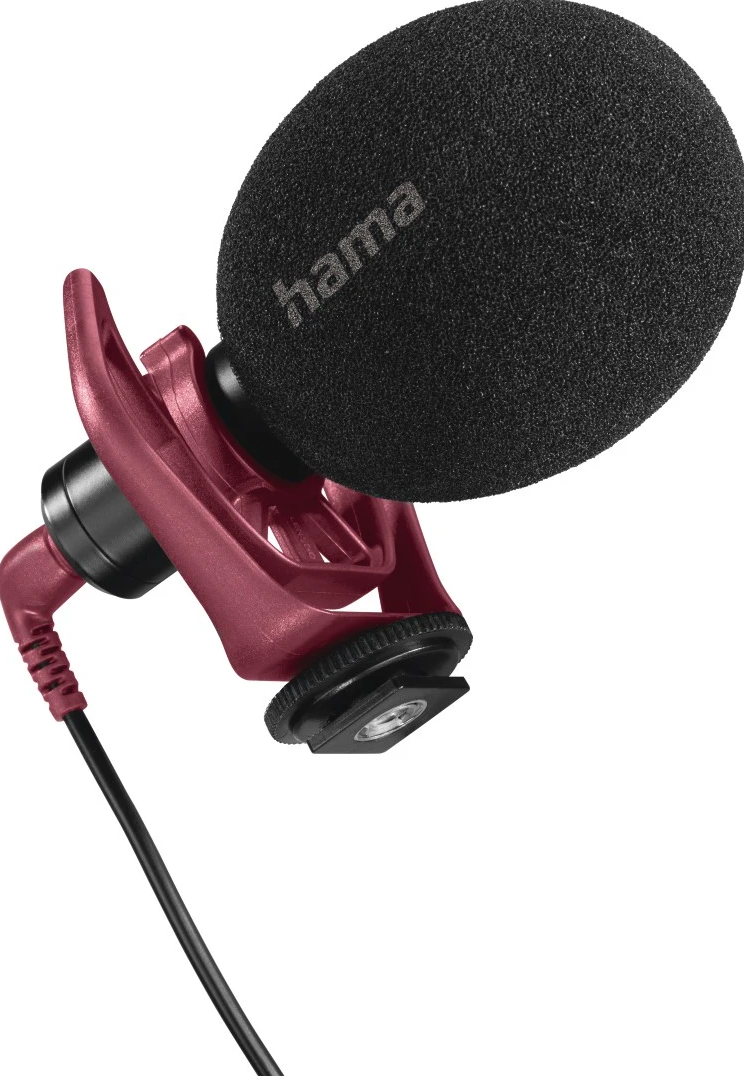 Microphone rouge avec une housse en mousse noire. Support rouge, câble noir, fond blanc.