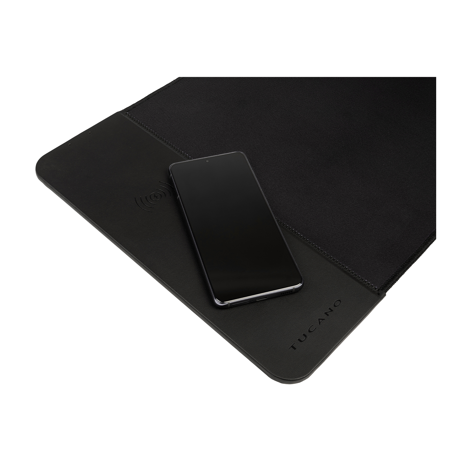 Un tappetino da scrivania nero con logo di ricarica wireless e un telefono.