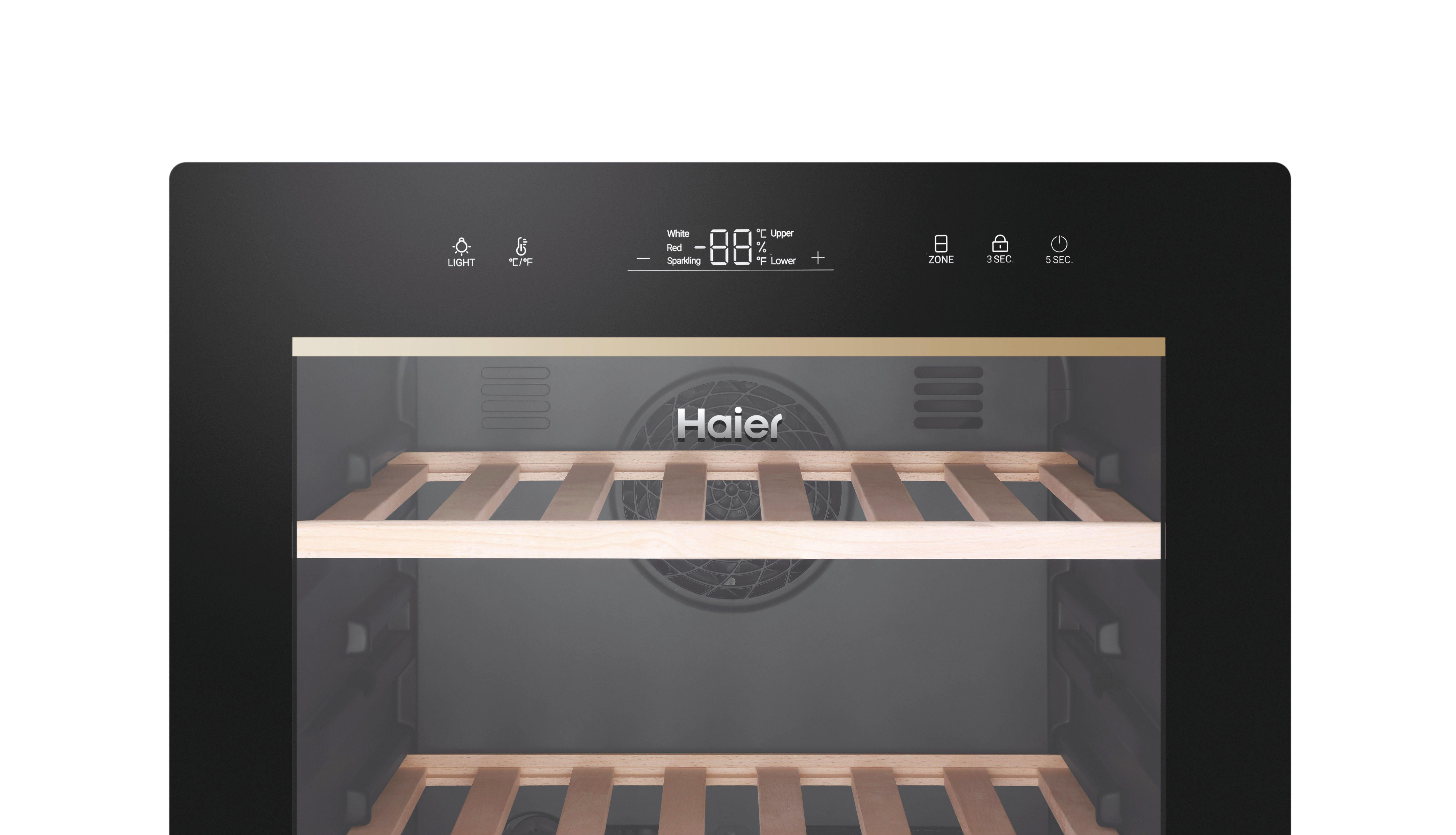 Haier Weinkühler mit offener Tür, zeigt Regale und Bedienelemente.
