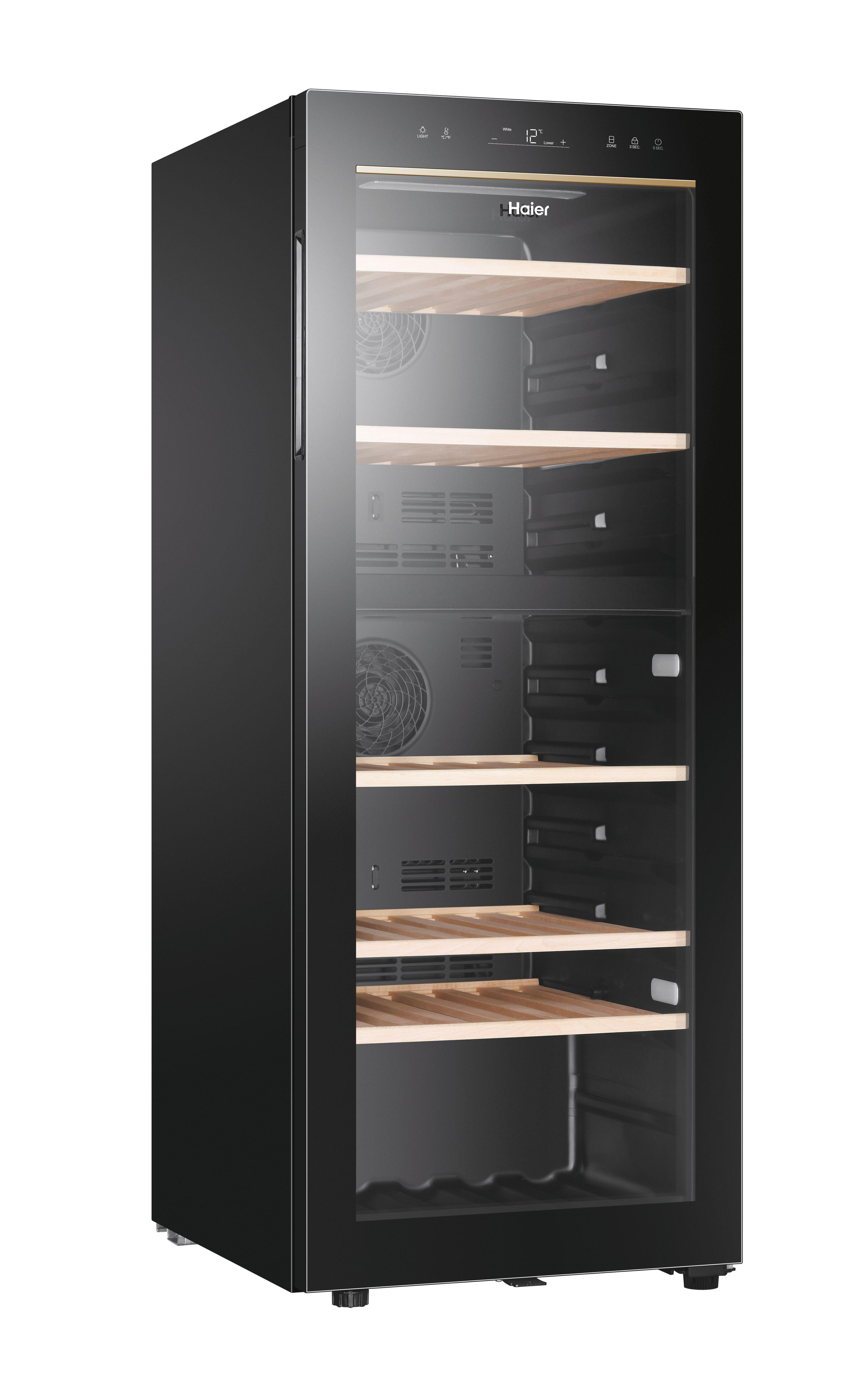 Ein Haier Weinkühler mit schwarzem Äußeren, Glastür und Holzregalen. Der Innenraum ist sichtbar.