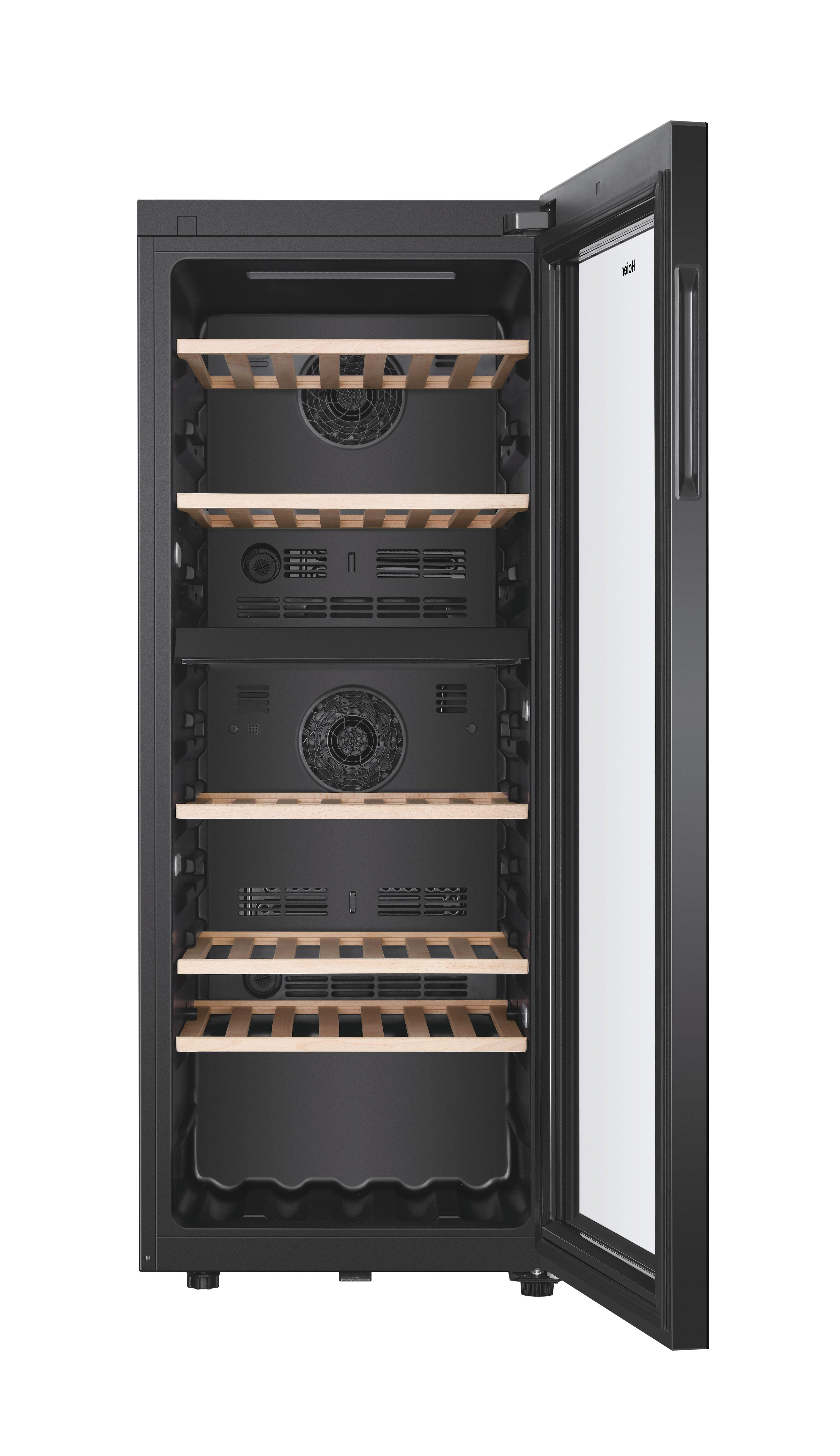 Ein schwarzer Weinkühlschrank mit Glastür und Holzregalen, offen.