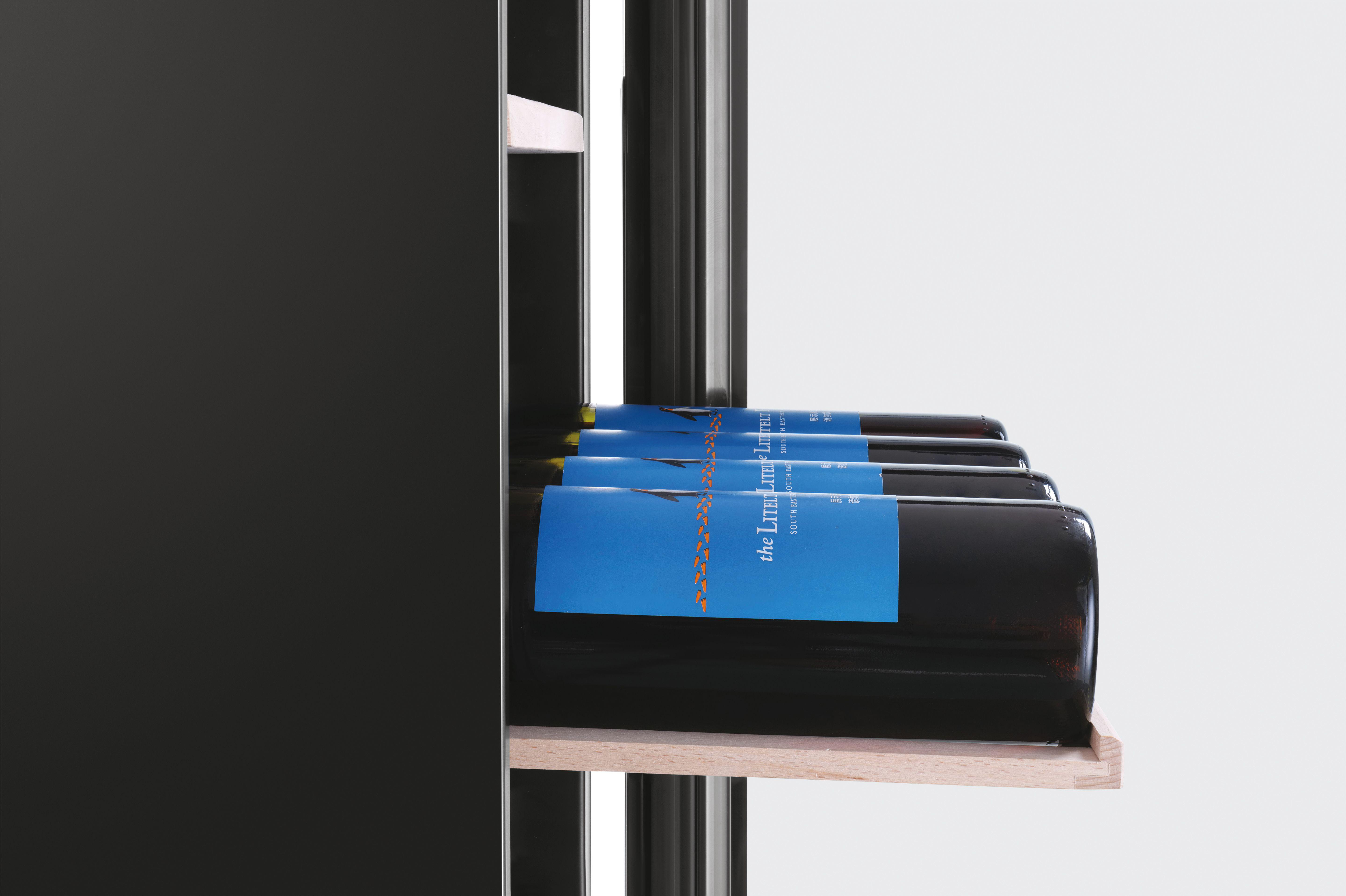 Weinflaschen auf einem Regal in einem Kühlschrank, mit blauem Etikett nach außen.