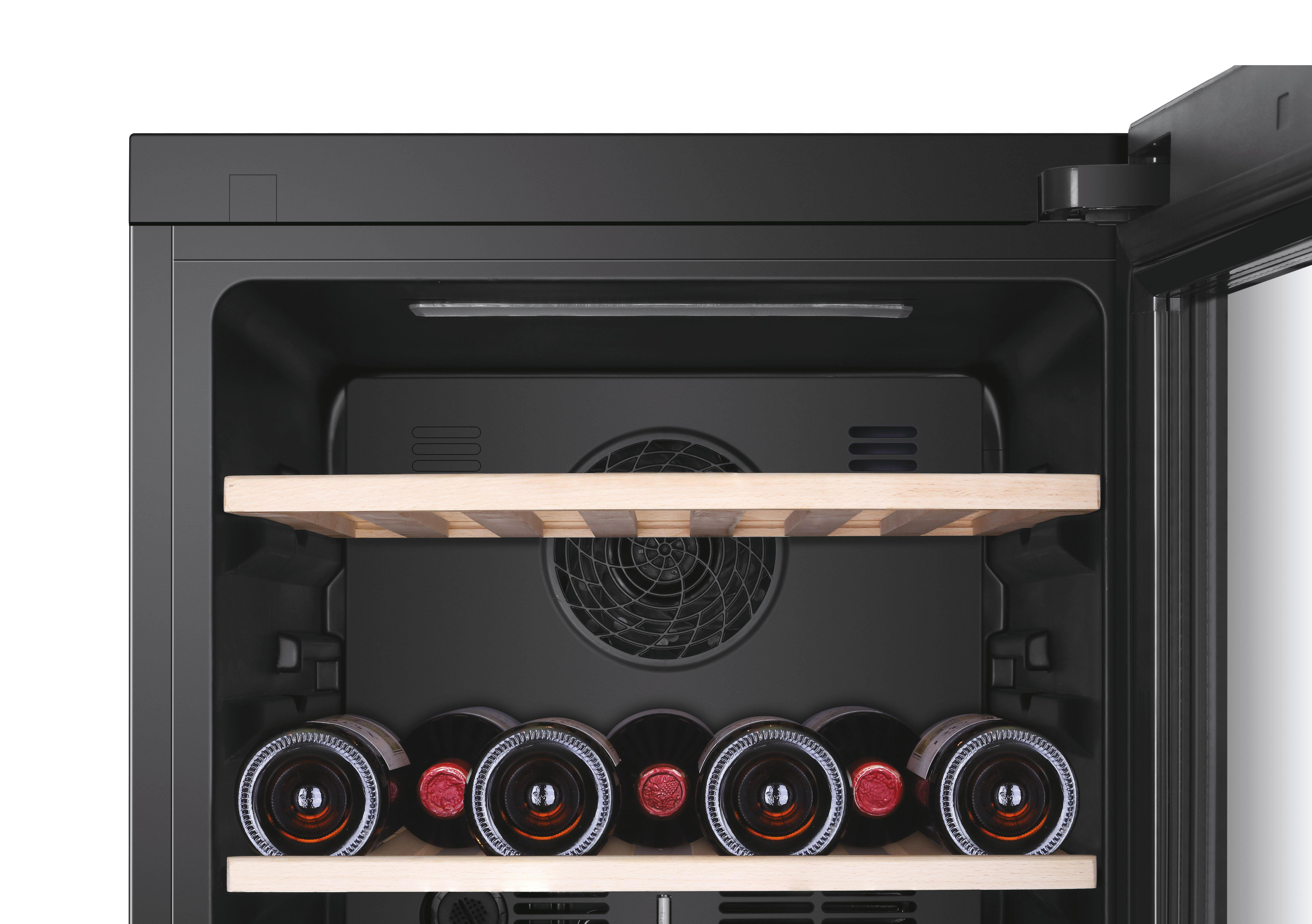 Ein schwarzer Weinkühlschrank mit Flaschen und Holzregalen.